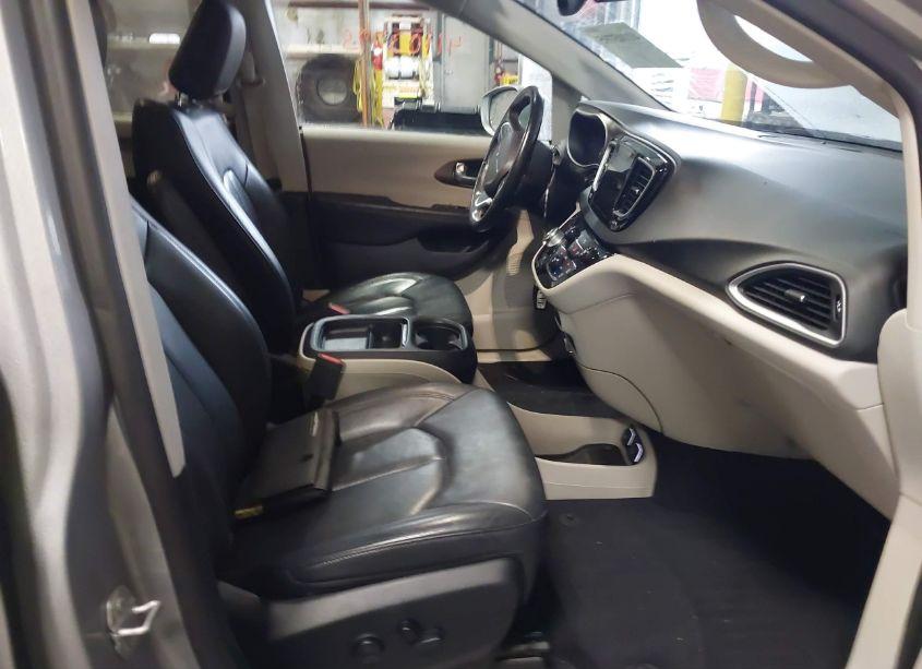 Photo 5 of 2019 Chrysler Pacifica TOURING L (VIN 2C4RC1BG3KR550235)