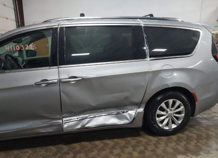 Photo 6 of 2019 Chrysler Pacifica TOURING L (VIN 2C4RC1BG3KR550235)