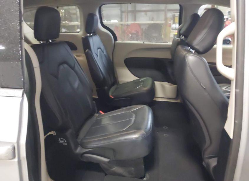 Photo 8 of 2019 Chrysler Pacifica TOURING L (VIN 2C4RC1BG3KR550235)