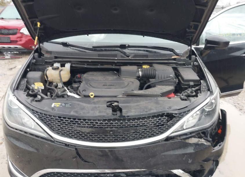 Photo 10 of 2019 Chrysler Pacifica TOURING L (VIN 2C4RC1BG3KR613432)