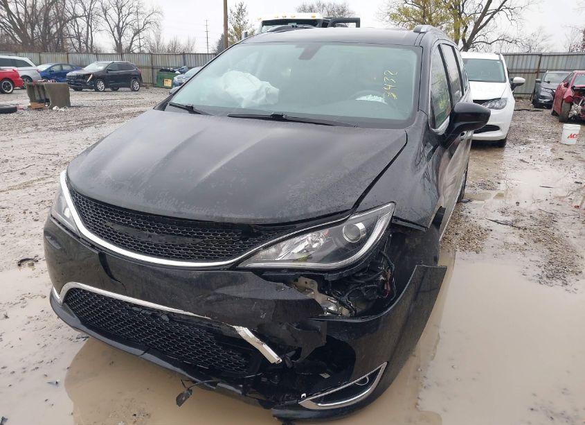 Photo 2 of 2019 Chrysler Pacifica TOURING L (VIN 2C4RC1BG3KR613432)