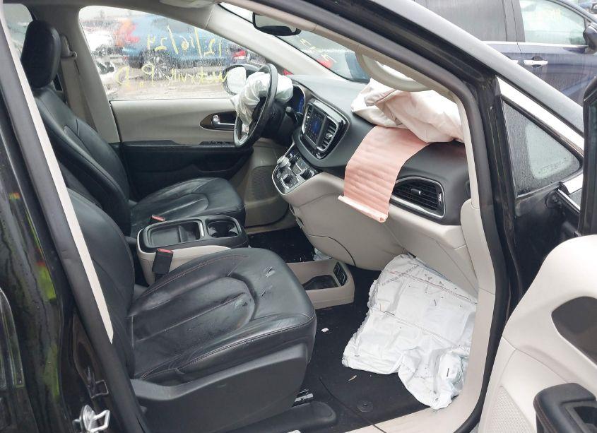 Photo 5 of 2019 Chrysler Pacifica TOURING L (VIN 2C4RC1BG3KR613432)