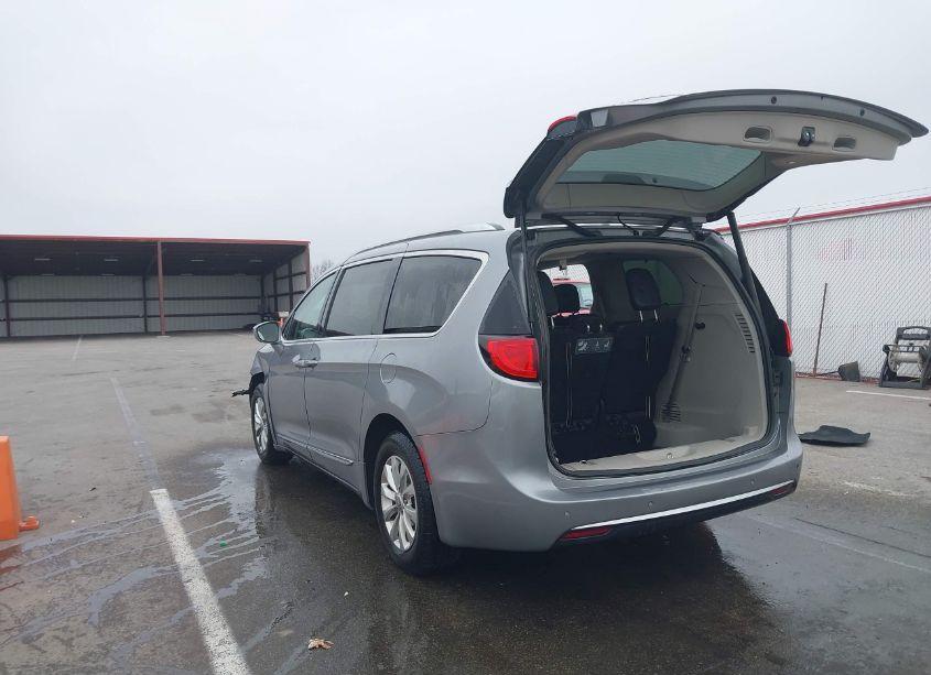 Photo 3 of 2019 Chrysler Pacifica TOURING L (VIN 2C4RC1BG3KR650044)
