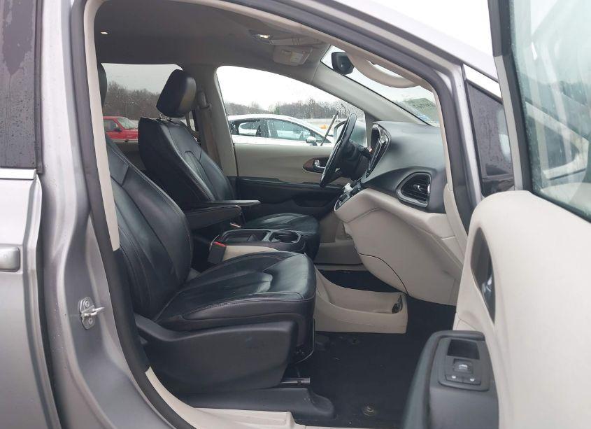 Photo 5 of 2019 Chrysler Pacifica TOURING L (VIN 2C4RC1BG3KR650044)