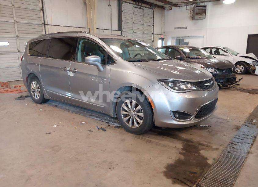 2019 Chrysler Pacifica TOURING L (VIN 2C4RC1BG3KR698319) main photo
