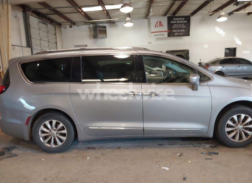 Photo 13 of 2019 Chrysler Pacifica TOURING L (VIN 2C4RC1BG3KR698319)