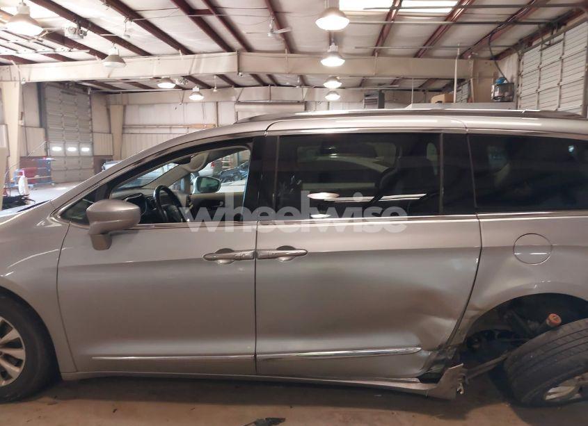 Photo 14 of 2019 Chrysler Pacifica TOURING L (VIN 2C4RC1BG3KR698319)