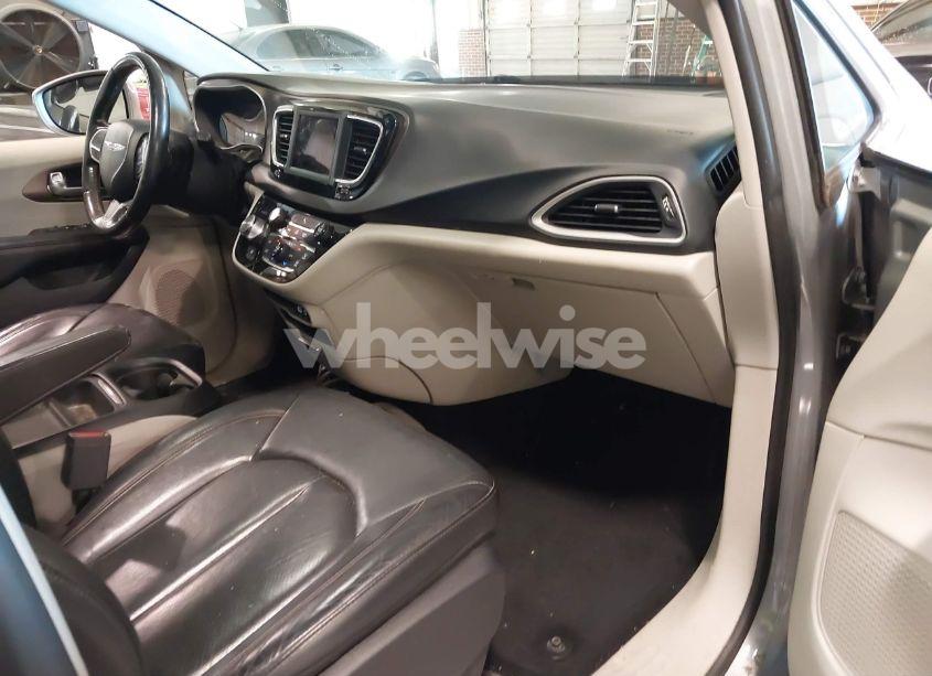 Photo 5 of 2019 Chrysler Pacifica TOURING L (VIN 2C4RC1BG3KR698319)