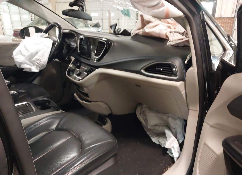 Photo 5 of 2021 Chrysler Pacifica TOURING L (VIN 2C4RC1BG3MR533227)