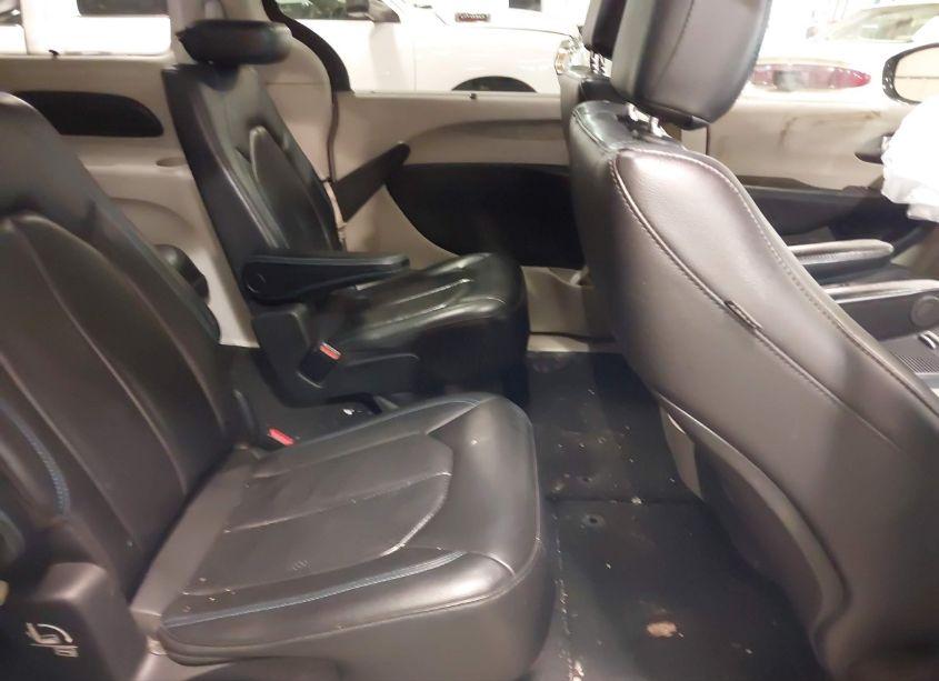 Photo 8 of 2021 Chrysler Pacifica TOURING L (VIN 2C4RC1BG3MR533227)