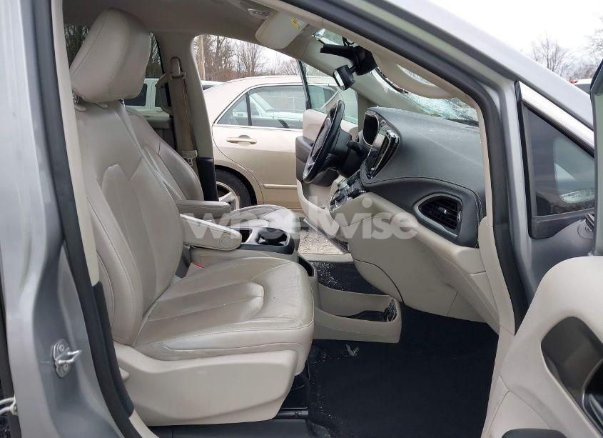 Photo 5 of 2021 Chrysler Pacifica TOURING L (VIN 2C4RC1BG3MR542543)