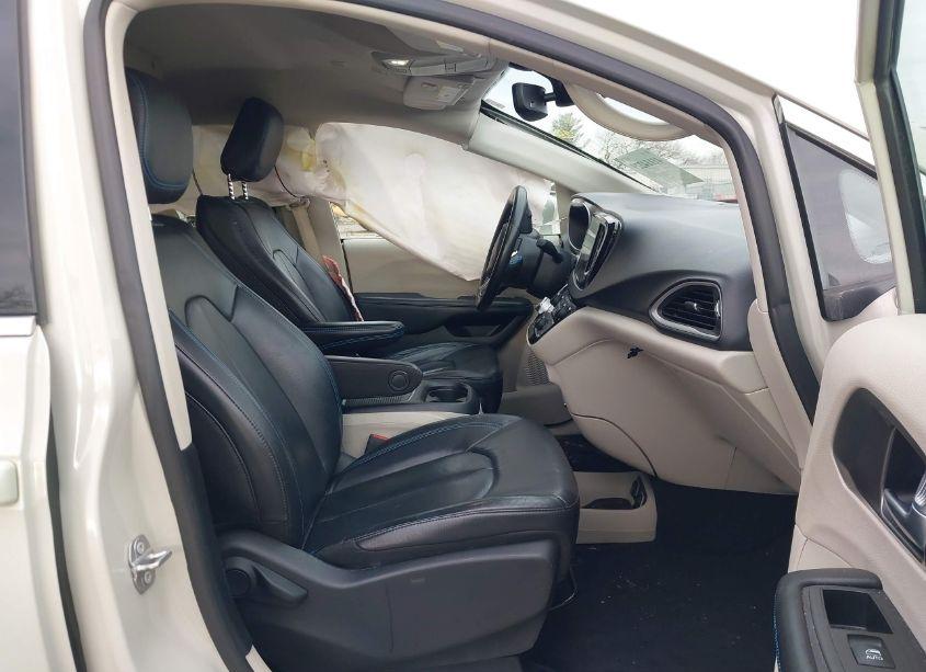 Photo 5 of 2021 Chrysler Pacifica TOURING L (VIN 2C4RC1BG3MR589300)