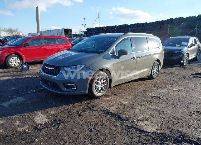 Photo 2 of 2022 Chrysler Pacifica TOURING L (VIN 2C4RC1BG3NR117213)