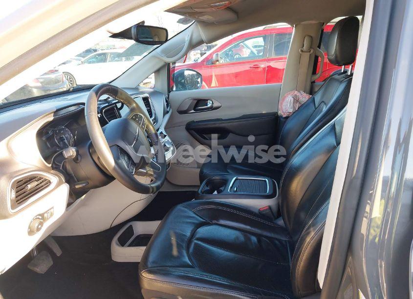 Photo 5 of 2022 Chrysler Pacifica TOURING L (VIN 2C4RC1BG3NR117213)