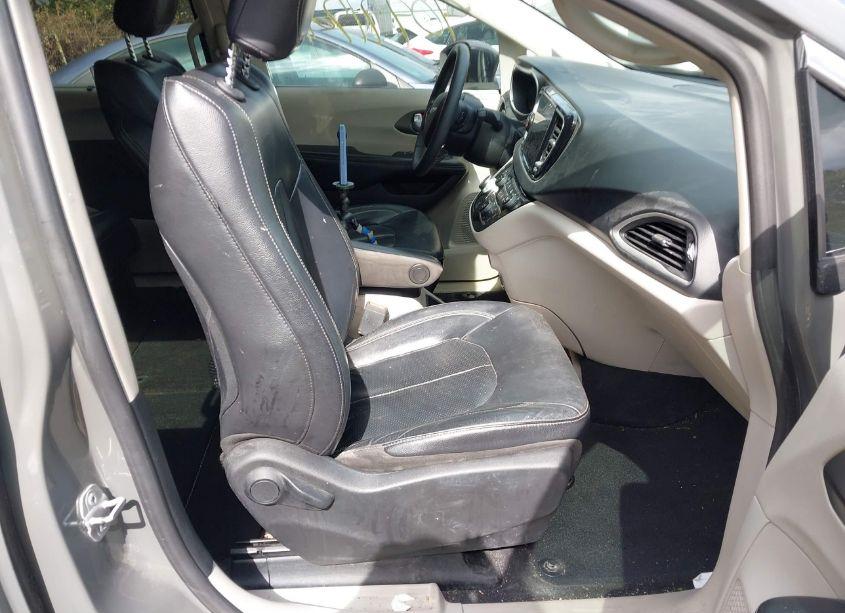 Photo 5 of 2022 Chrysler Pacifica TOURING L (VIN 2C4RC1BG3NR120726)