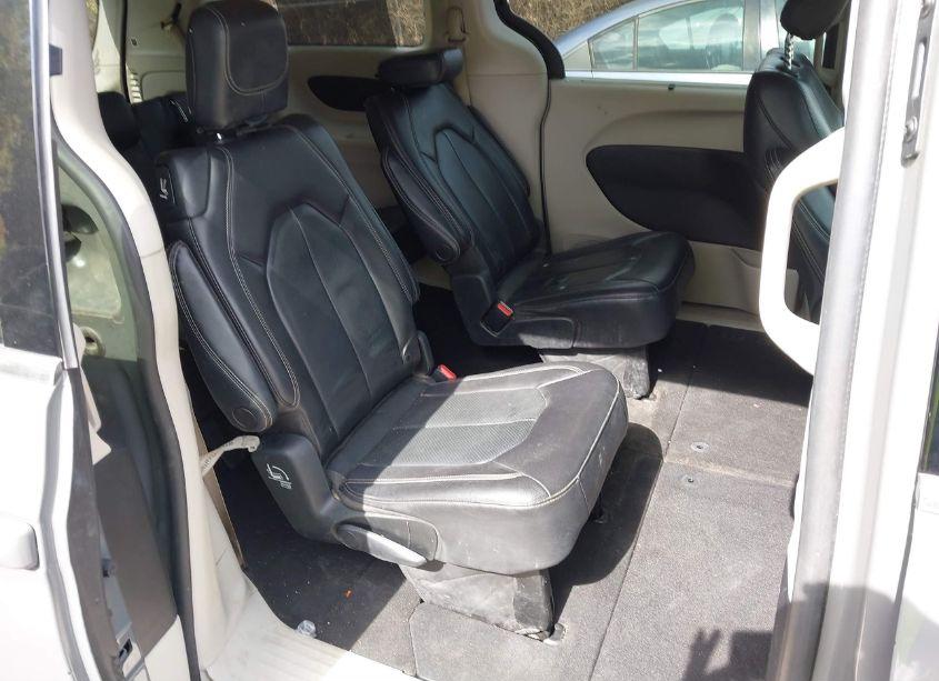 Photo 8 of 2022 Chrysler Pacifica TOURING L (VIN 2C4RC1BG3NR120726)