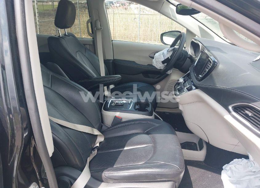 Photo 5 of 2022 Chrysler Pacifica TOURING L (VIN 2C4RC1BG3NR146081)