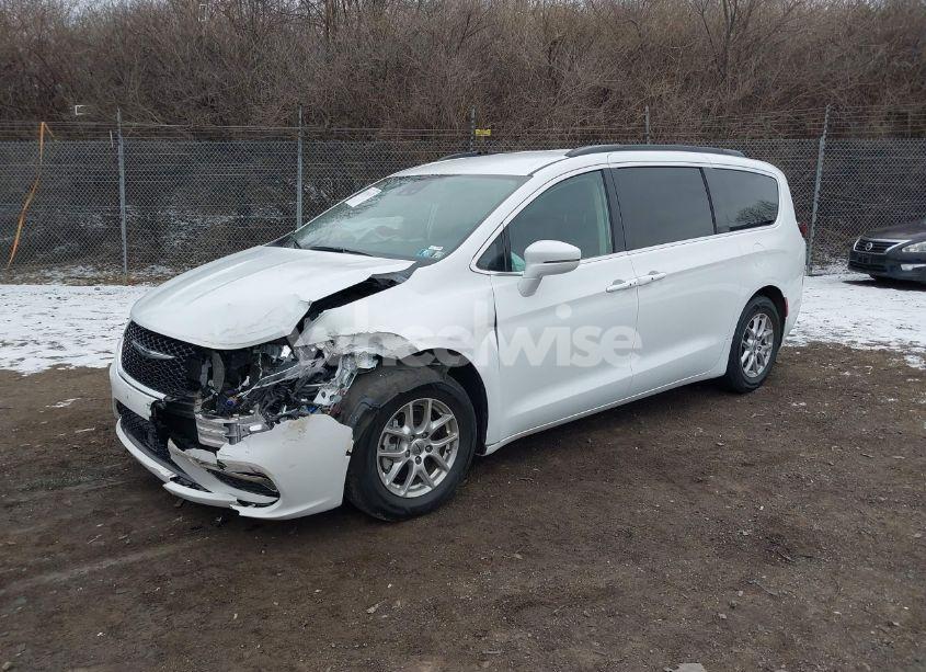 Photo 2 of 2022 Chrysler Pacifica TOURING L (VIN 2C4RC1BG3NR162104)