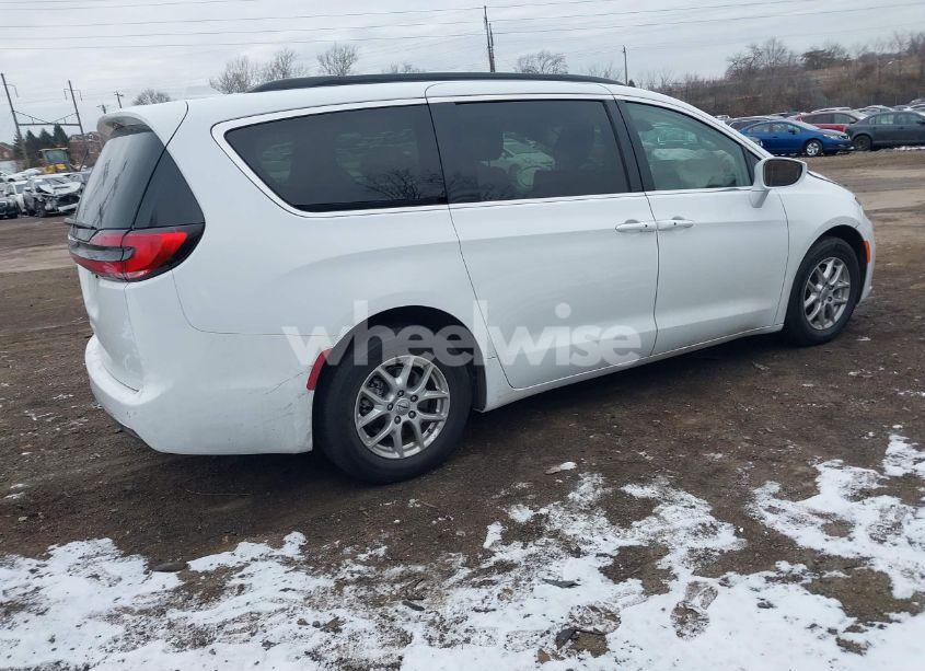 Photo 4 of 2022 Chrysler Pacifica TOURING L (VIN 2C4RC1BG3NR162104)