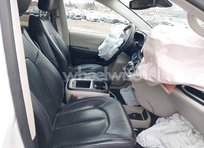 Photo 5 of 2022 Chrysler Pacifica TOURING L (VIN 2C4RC1BG3NR162104)