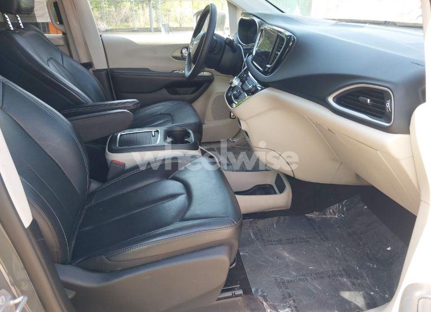 Photo 5 of 2022 Chrysler Pacifica TOURING L (VIN 2C4RC1BG3NR168565)