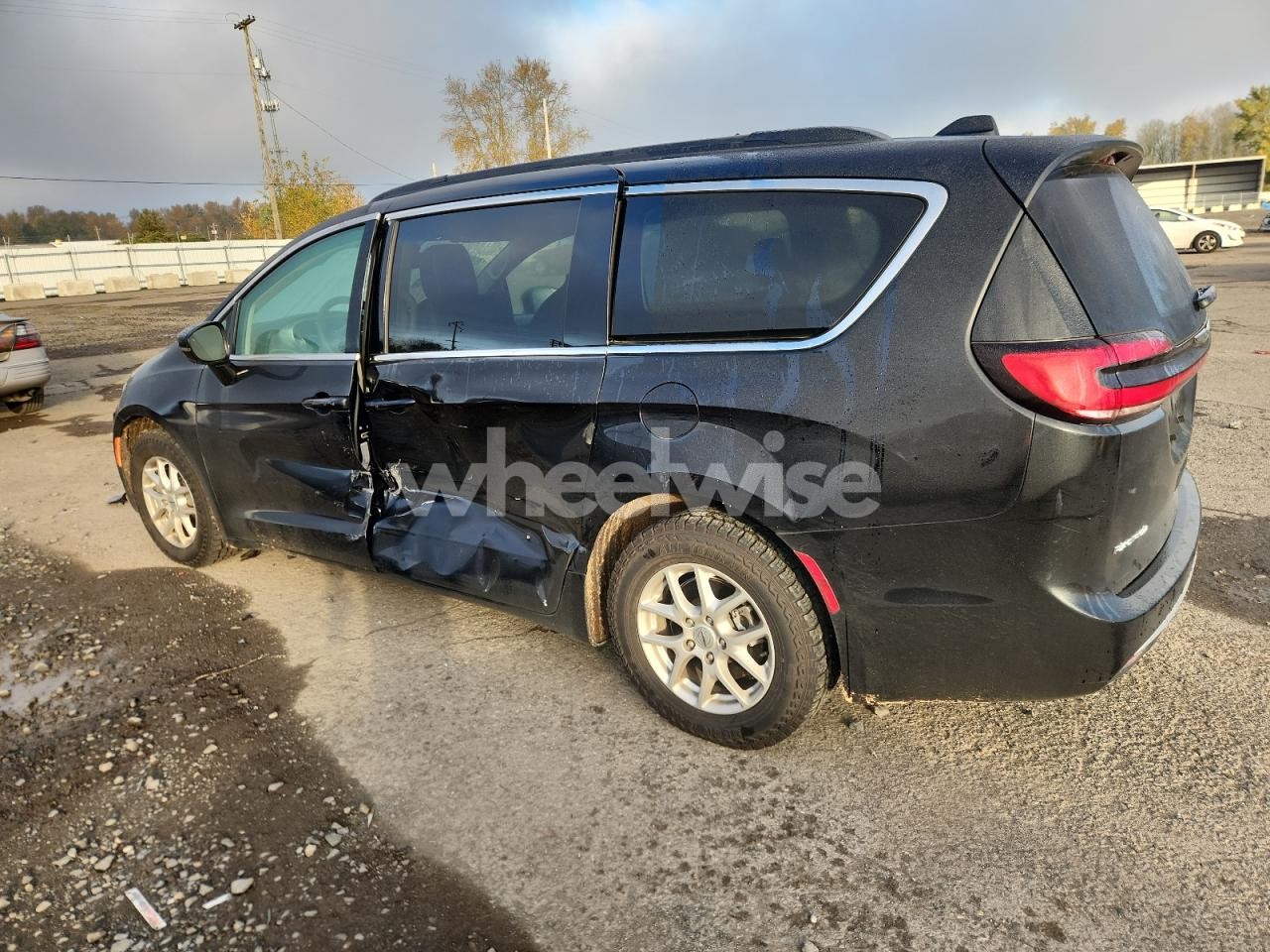 Photo 2 of 2022 CHRYSLER PACIFICA TOURING L (VIN 2C4RC1BG3NR170543)