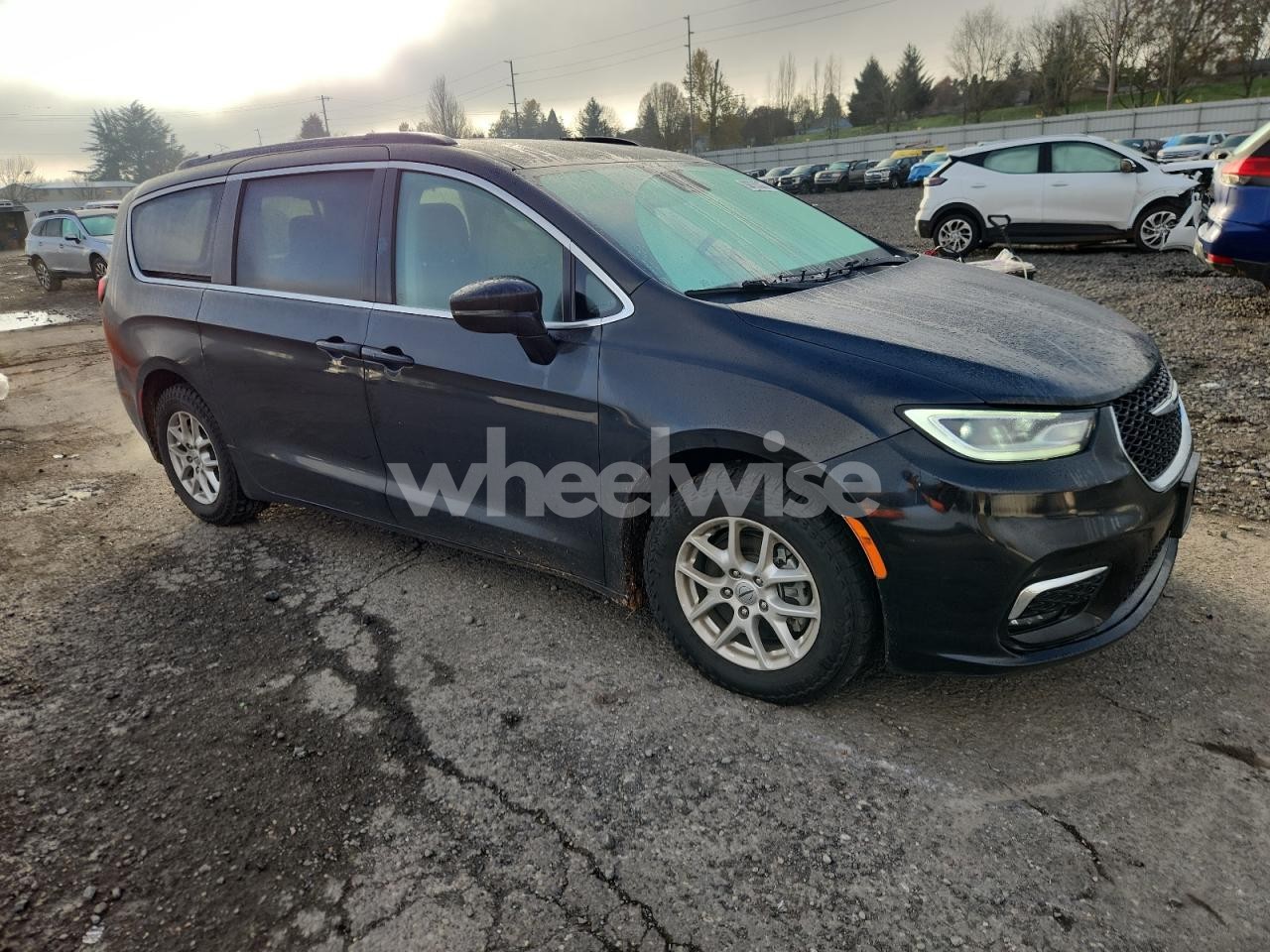 Photo 4 of 2022 CHRYSLER PACIFICA TOURING L (VIN 2C4RC1BG3NR170543)