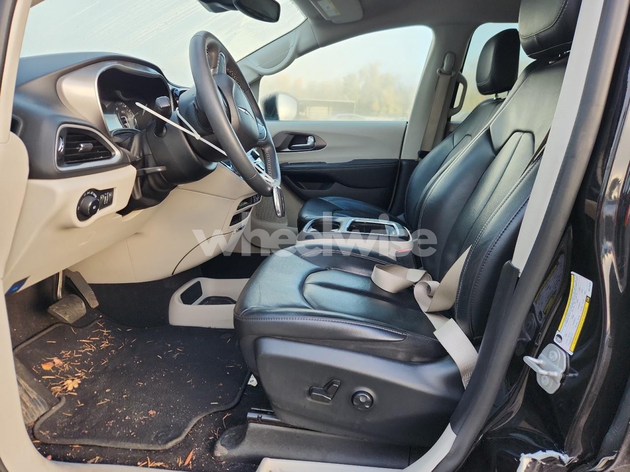 Photo 7 of 2022 CHRYSLER PACIFICA TOURING L (VIN 2C4RC1BG3NR170543)