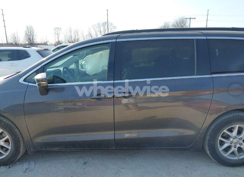 Photo 14 of 2022 Chrysler Pacifica TOURING L (VIN 2C4RC1BG3NR177010)