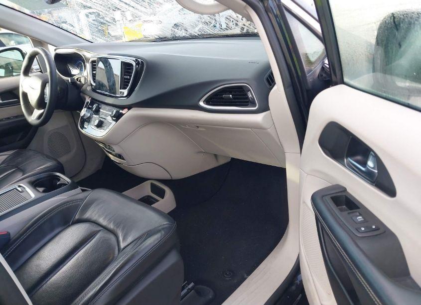 Photo 5 of 2022 Chrysler Pacifica TOURING L (VIN 2C4RC1BG3NR195300)