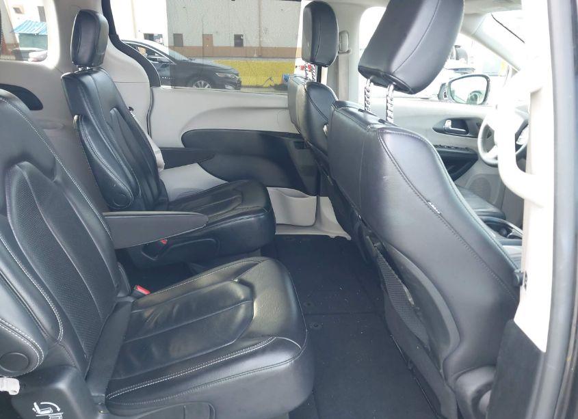 Photo 8 of 2022 Chrysler Pacifica TOURING L (VIN 2C4RC1BG3NR195300)