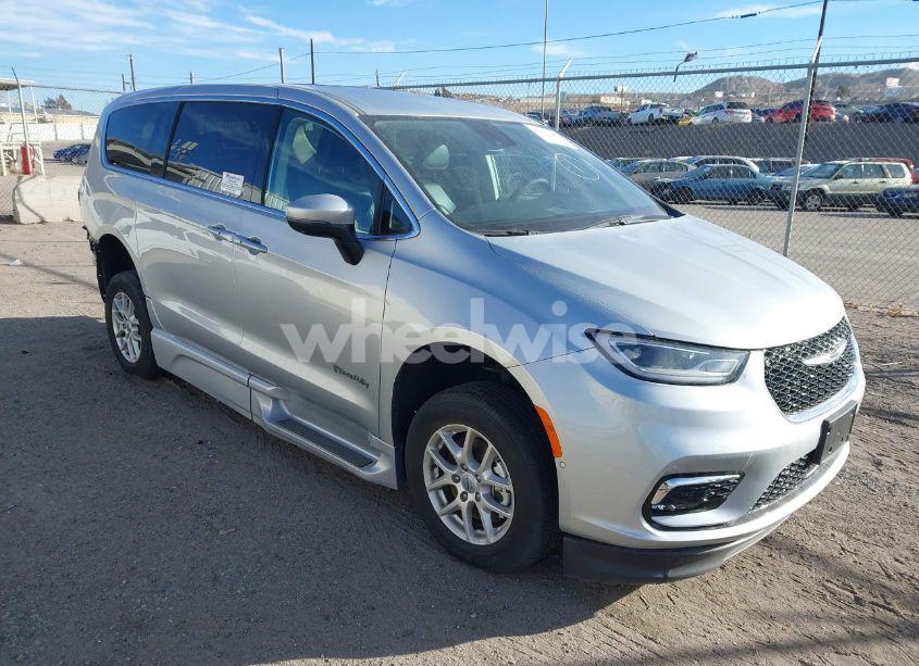 2023 Chrysler Pacifica TOURING L (VIN 2C4RC1BG3PR561596) main photo