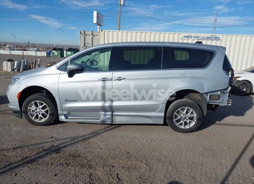 Photo 15 of 2023 Chrysler Pacifica TOURING L (VIN 2C4RC1BG3PR561596)