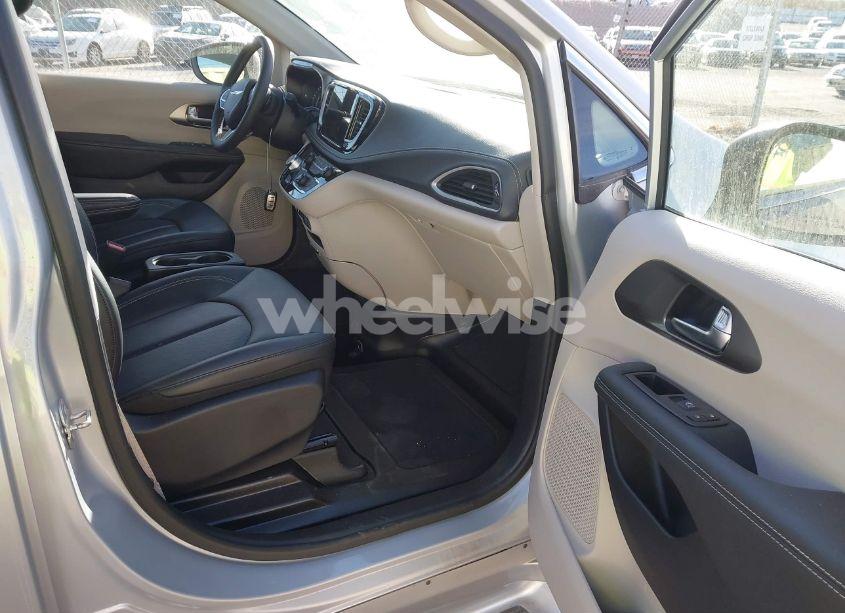 Photo 5 of 2023 Chrysler Pacifica TOURING L (VIN 2C4RC1BG3PR561596)