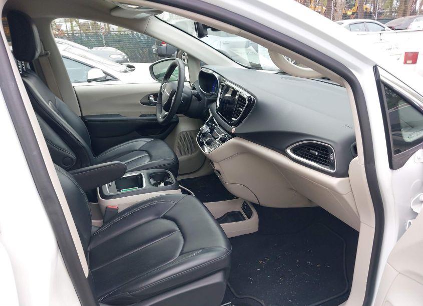 Photo 5 of 2023 Chrysler Pacifica TOURING L (VIN 2C4RC1BG3PR594033)