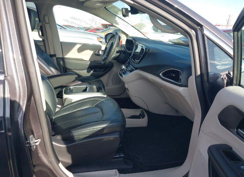 Photo 5 of 2023 Chrysler Pacifica TOURING L (VIN 2C4RC1BG3PR601790)