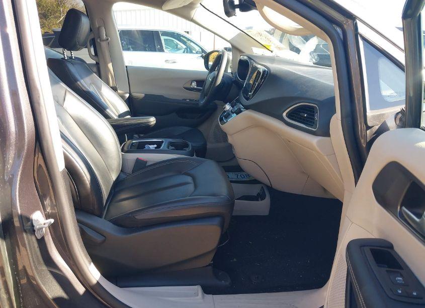 Photo 5 of 2023 Chrysler Pacifica TOURING L (VIN 2C4RC1BG3PR602194)