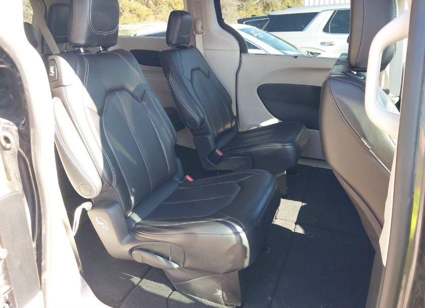 Photo 8 of 2023 Chrysler Pacifica TOURING L (VIN 2C4RC1BG3PR602194)