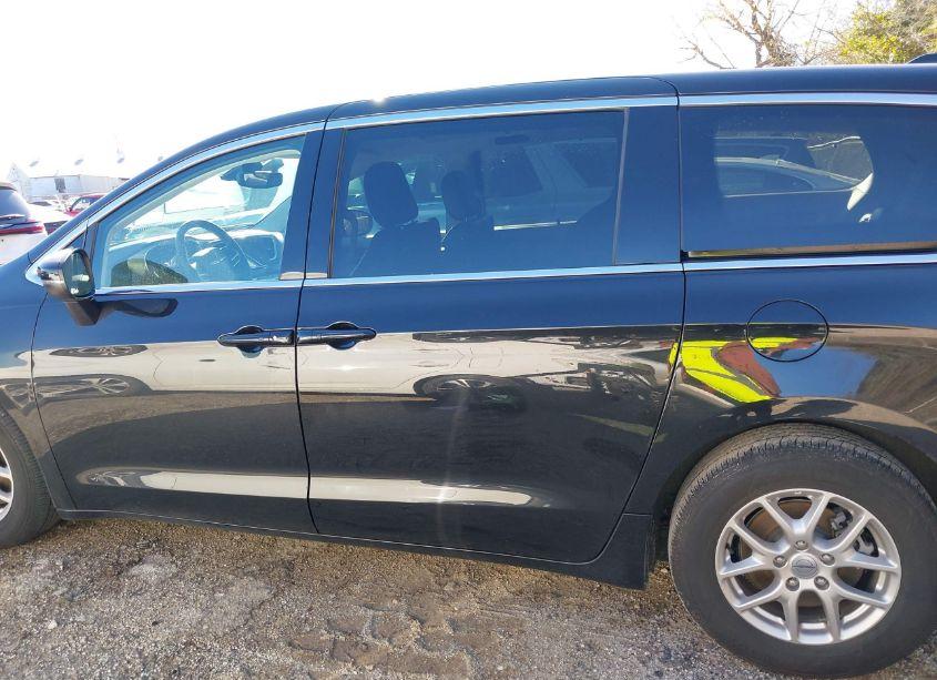 Photo 14 of 2023 Chrysler Pacifica TOURING L (VIN 2C4RC1BG3PR627953)