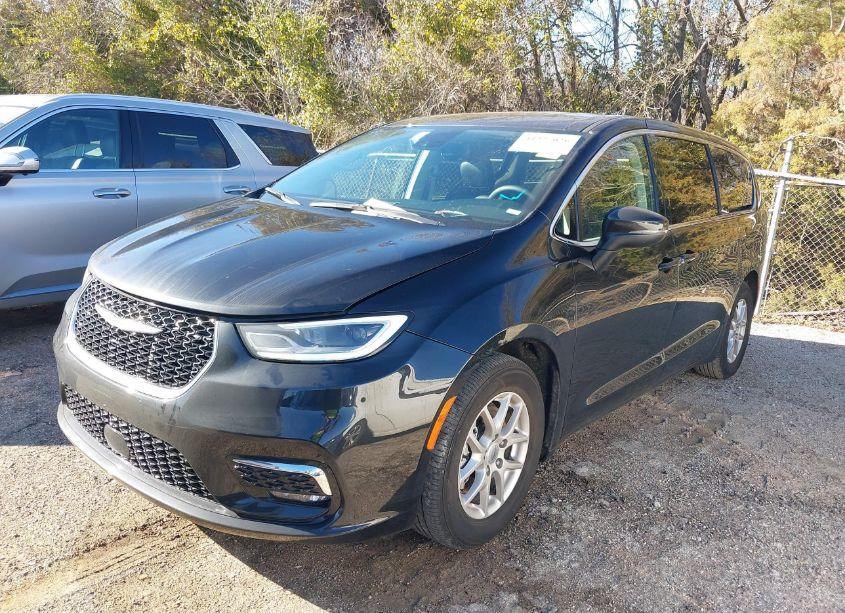 Photo 2 of 2023 Chrysler Pacifica TOURING L (VIN 2C4RC1BG3PR627953)