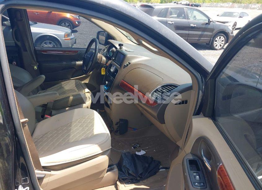 Photo 5 of 2014 Chrysler Town & COUNTRY TOURING (VIN 2C4RC1BG4ER217711)