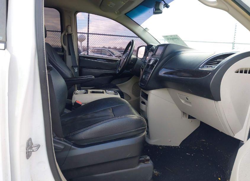 Photo 5 of 2014 Chrysler Town & COUNTRY TOURING (VIN 2C4RC1BG4ER233942)