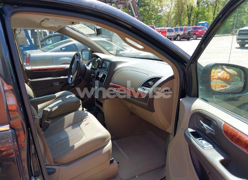 Photo 5 of 2014 Chrysler Town & COUNTRY TOURING (VIN 2C4RC1BG4ER343096)