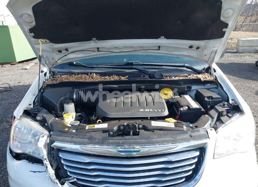 Photo 10 of 2014 Chrysler Town & COUNTRY TOURING (VIN 2C4RC1BG4ER396039)