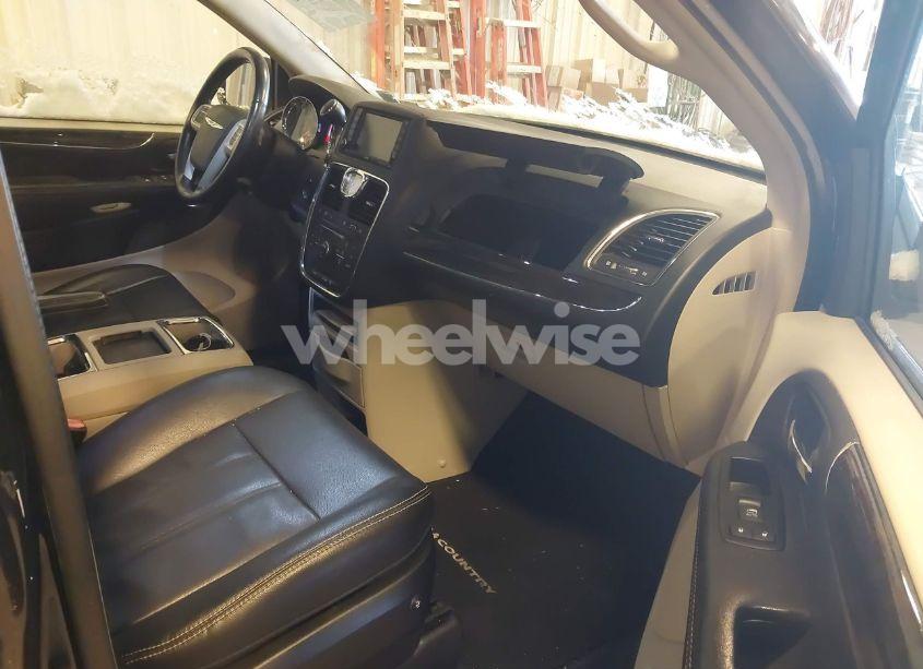 Photo 5 of 2015 Chrysler Town & COUNTRY TOURING (VIN 2C4RC1BG4FR572038)