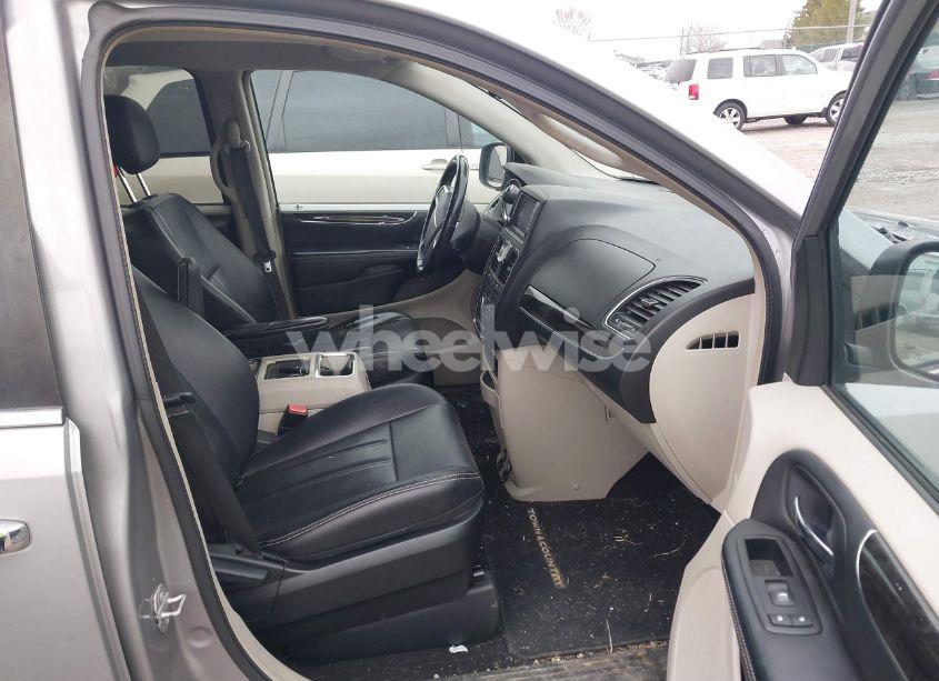 Photo 5 of 2015 Chrysler Town & COUNTRY TOURING (VIN 2C4RC1BG4FR602557)