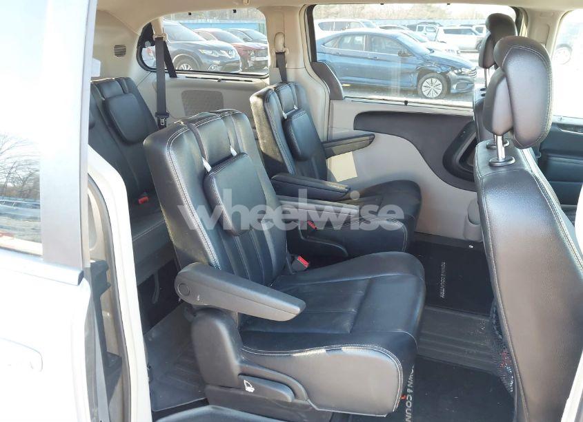 Photo 8 of 2015 Chrysler Town & COUNTRY TOURING (VIN 2C4RC1BG4FR655677)