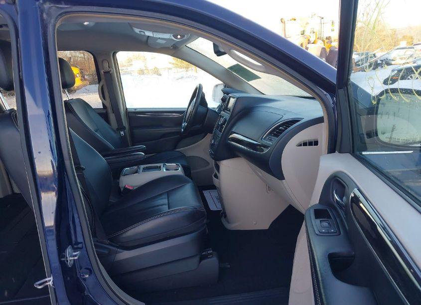 Photo 5 of 2015 Chrysler Town & COUNTRY TOURING (VIN 2C4RC1BG4FR655839)