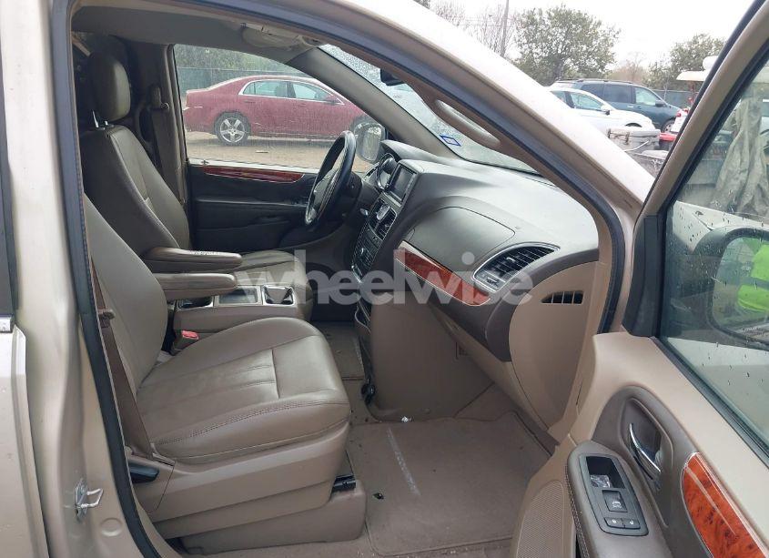 Photo 5 of 2016 Chrysler Town & COUNTRY TOURING (VIN 2C4RC1BG4GR129129)