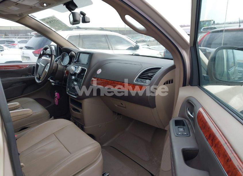 Photo 5 of 2016 Chrysler Town & COUNTRY TOURING (VIN 2C4RC1BG4GR175785)